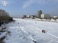 В Кургане начали резать лед на Тоболе