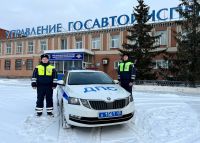 Сотрудники ДПС Кургана сопроводили в больницу женщину без сознания